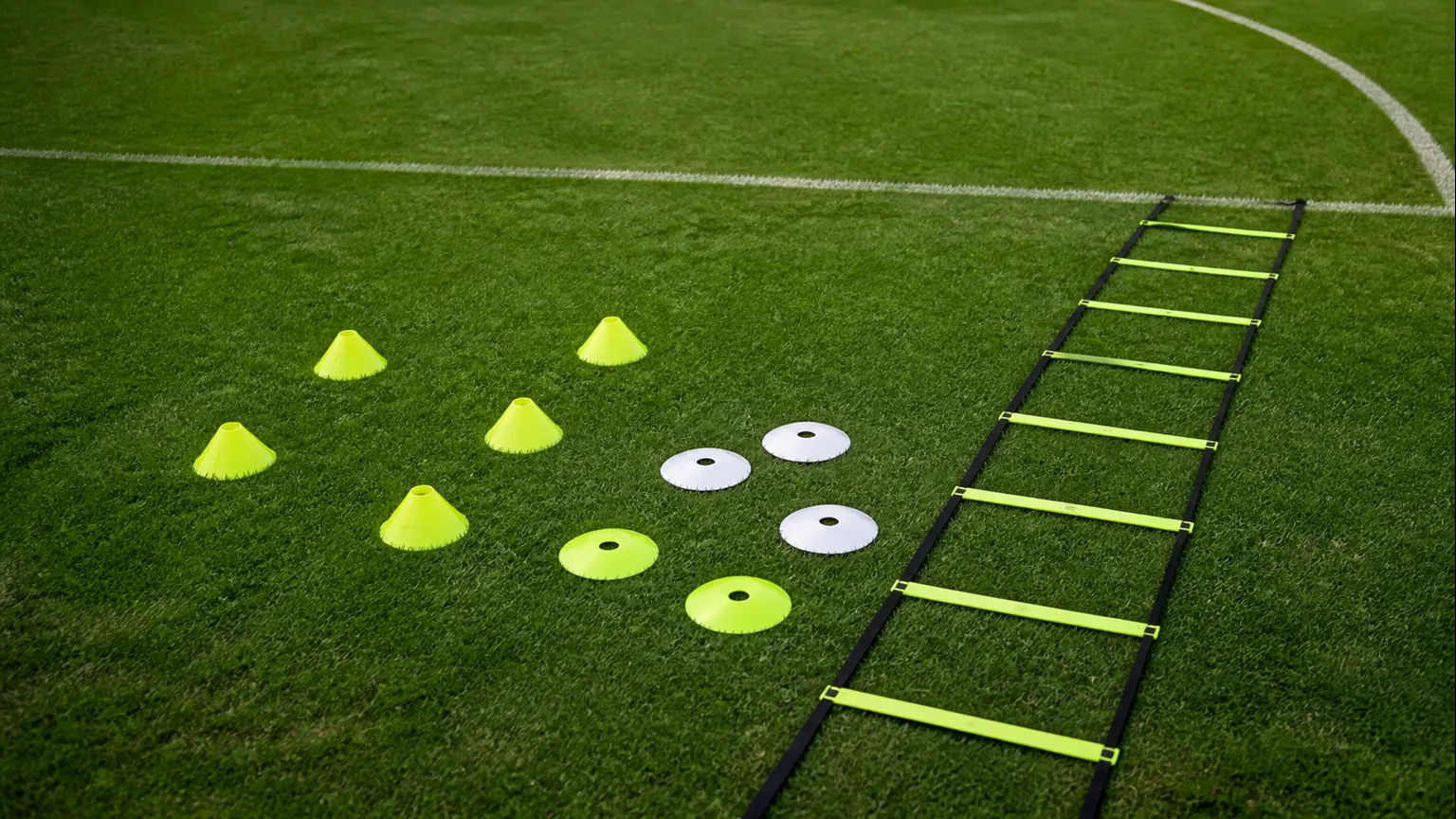 Imagem editorial sobre Cones, discos ou escada de agilidade